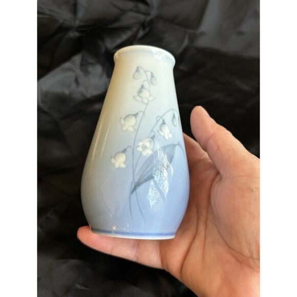 Porcelain Lillies of the Valley Bud Vase By Bing & Grondahl Made in Denmark 4.5" - Picture 8 of 11
